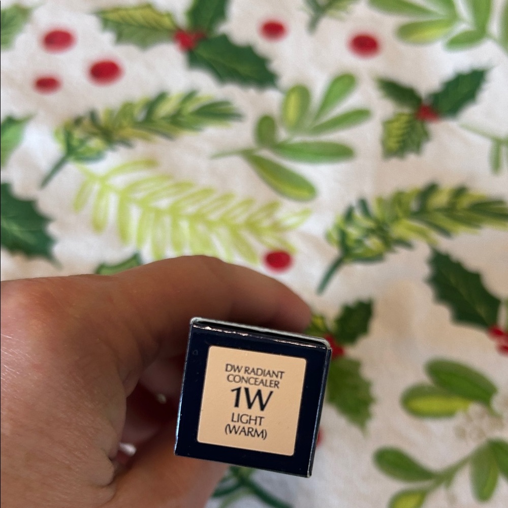 Estee Lauder Double Wear Radiant  Concealer in 1W Light - Picture 2 of 3